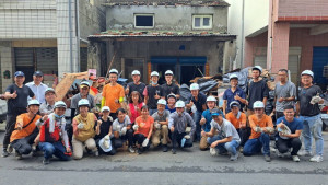 ▲高市社會局與企業及公會人員共同協助長輩家清運整理。