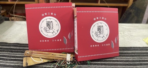 民眾一手一手刨平竹片製作泰雅族傳統樂器「口簧琴」。