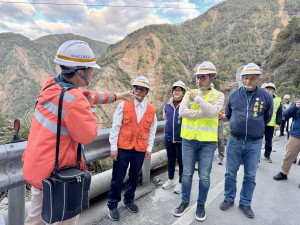 立法院副院長江啟臣現勘地震、颱風後中橫便道的災損修復狀況，並關心中橫復建進度。