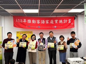 台中市客委會江俊龍主委、中臺科技大學陳校長共同贈書給山城地區學校。