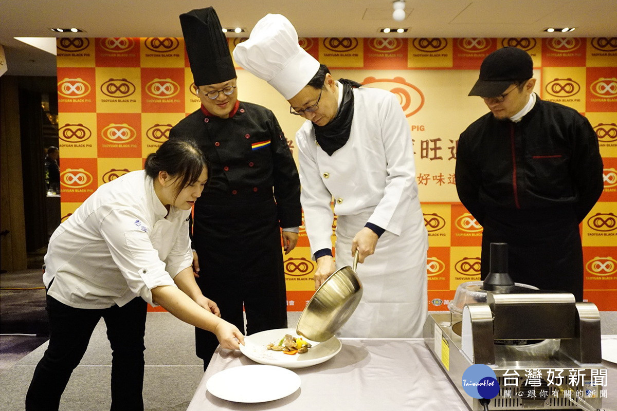 桃園市長張善政親自進行黑豬料理。<br />
