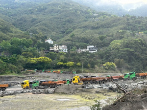 石門水庫陸挖清淤。