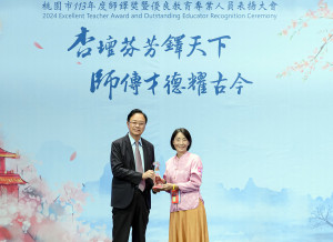 空姐華麗轉身成為國中老師   倪同娟榮獲桃園市113年師鐸獎（張善政市長頒獎）