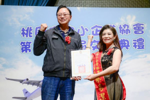 張市長頒發當選證書予新任蔡理事長。