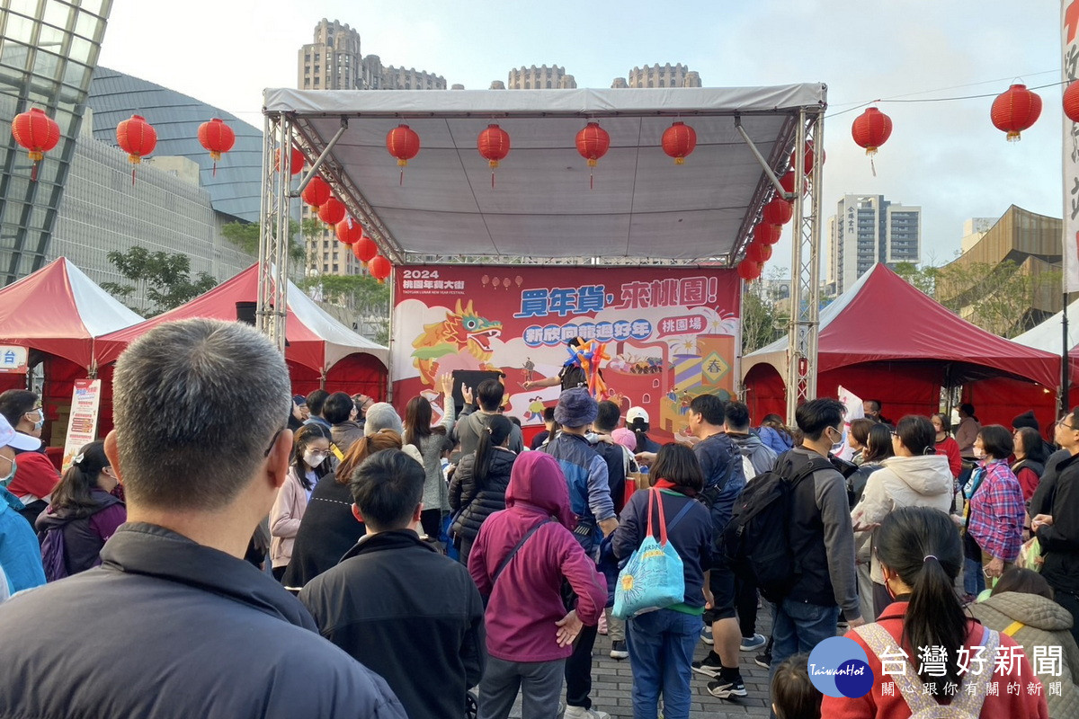 桃園市伴手禮協會113年在桃園展演中心藝文廣場舉辦年貨大街活動。<br />
