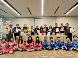 與會貴賓與南勢國小同學合影