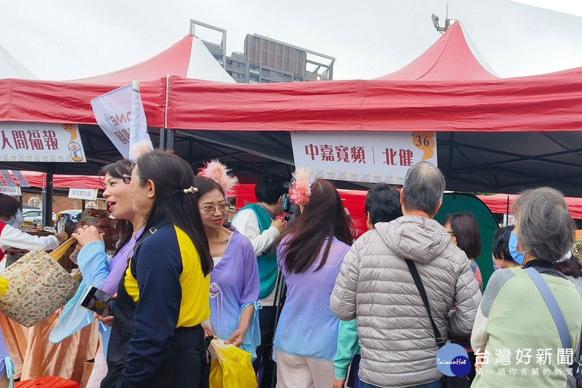 中嘉寬頻北健搭設簡易攝影棚，邀請大家錄製個人拜年短片向市民朋友們祝賀。<br />
