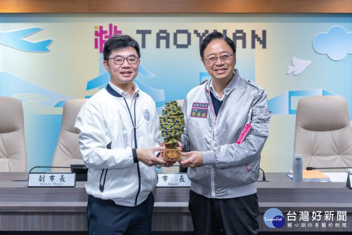 張市長與新聞處長合照。<br />
