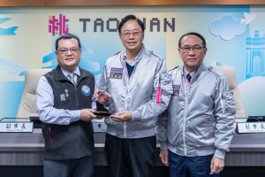 張市長頒發全國中輟生預防及復學工作表揚獎給警察局少年警察隊。