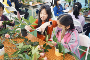 ▲邁入第12年的「花現幸福列車」開進三民區河堤國小，傳遞歡樂也推廣本土優質花卉到各地學校進行花藝美感教學。