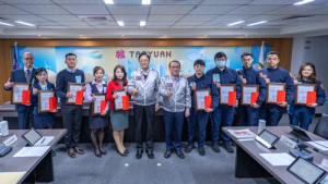 張市長頒發桃園市113年11月攔阻特殊重大詐騙案件表現傑出警銀有功人員感謝狀及榮譽狀。