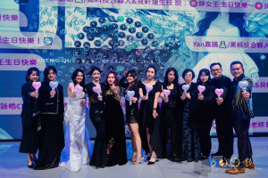 錚女王及錚女王CQ商學院賦能講師戴瑋與現場團隊代表合影。（圖／錚女王國際）