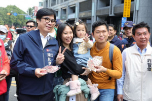 ▲陳其邁到三鳳中街首度發送蛇來運轉小紅包，提前跟市民拜早年，現場等待領取民眾大排長龍，洋溢年節喜氣氛圍。