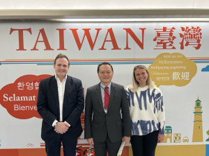 英國前內政副大臣杜耿涵（Tom Tugendhat）下議員（左1）偕英國國會資深助理丹若蒂（Lottie Dane）訪台。（圖／中華民國行政院外交部提供）