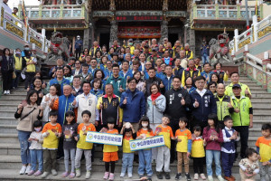 ▲陳其邁市長至左營元帝廟、右昌三山國王廟參香並發送小紅包，現場排隊人潮絡繹不絕，更有民眾帶上毛小孩一起來領紅包、討吉利。