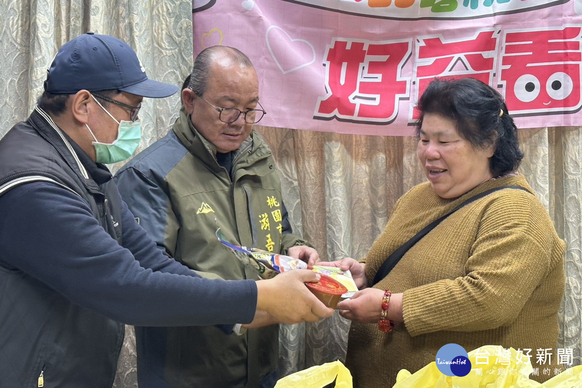桃園市議員游吾和挺公益送溫暖。<br />
