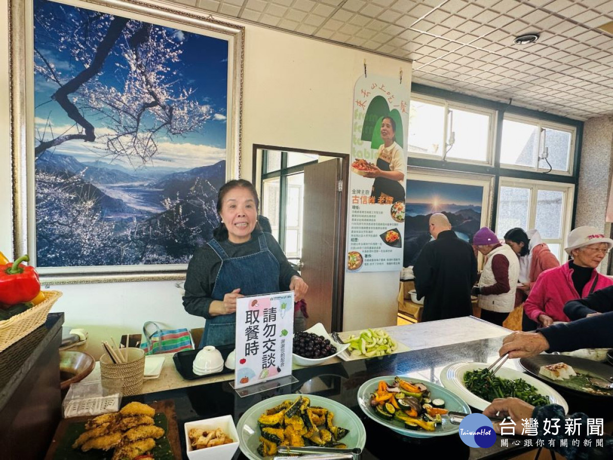 信義鄉農會梅子夢工廠跟在地梅餐達人古信維老師一起合作推出「來去山上吃一餐」的品嘗體驗活動。（圖/記者賴淑禎攝）