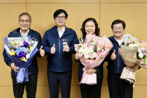 ▲陳其邁宣布高雄冬日遊樂園1/25至2/16日可愛登場，同時於市政會議前表揚「114年績優義消及災害防救團體志工」。