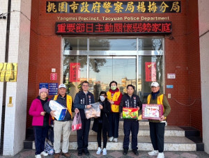 楊梅警偕世大愛心協會春節送暖，關懷弱勢族群。