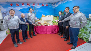 張市長與出席來賓一同宣傳農產品。
