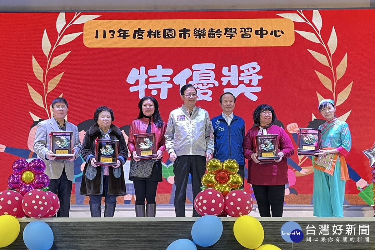 桃園市長張善政表揚樂齡學習中心績優老師及志工。<br />
