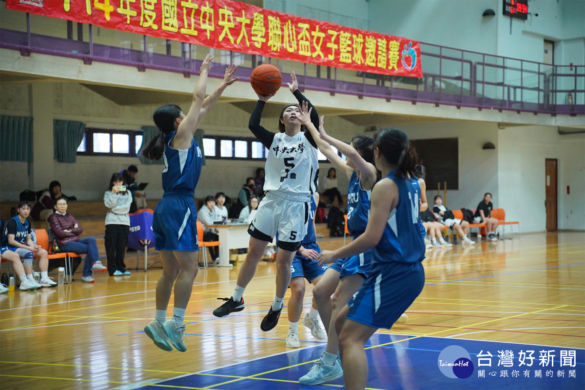 中央大學女籃隊首場賽事奮力拼搏，旗開得勝。