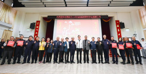 張市長與市警局同仁合影。