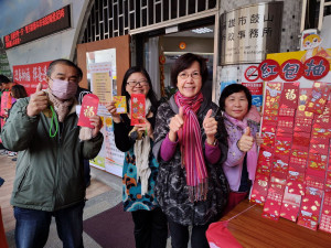 ▲鼓山戶政辦理「蛇來運轉鴻運到」活動。