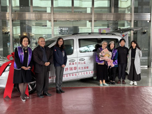 ▲許陳翠娥女士暖心捐贈福祉車，陪伴身障兒童邁向人生道路。