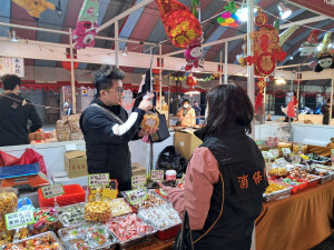 逛桃園年貨大街買糖果認價格不合理，消保官啟動實地稽查。