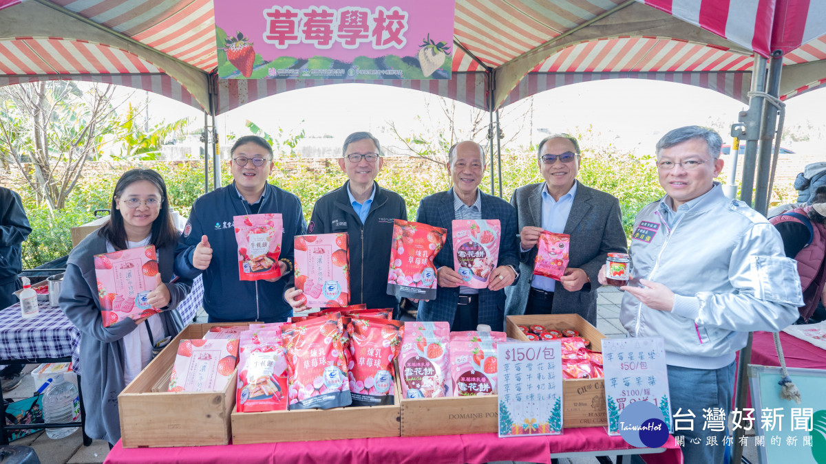 王副市長與貴賓們推廣草莓農產品。