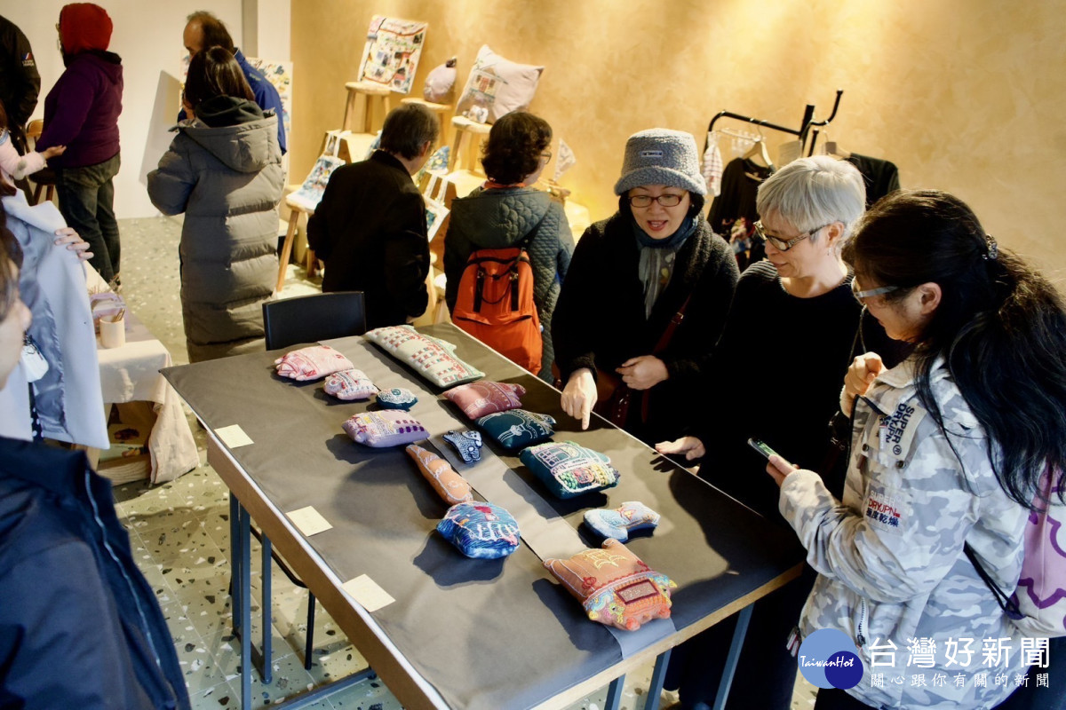 崁津新繡-將大溪的生活故事素材轉化為一條「刺繡老街」。