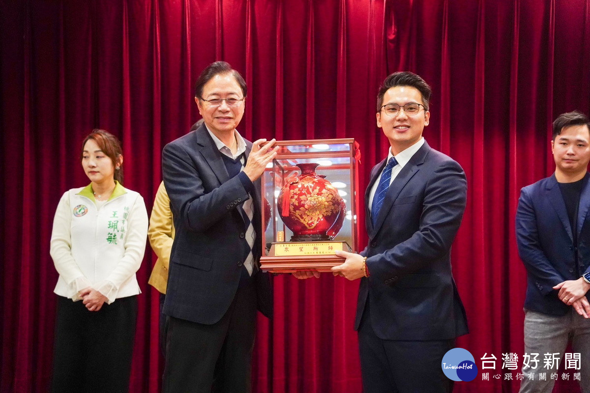 桃園市長張善政致贈桃園市議會民進黨團新任總召李宗豪賀禮表達祝賀。