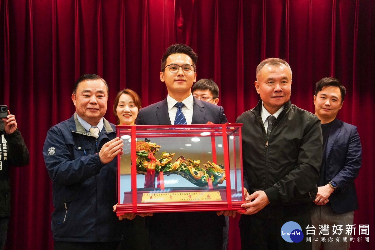 桃園市議長邱奕勝、副議長李曉鐘致贈桃園市議會民進黨團新任總召李宗豪賀禮表達祝賀。<br />
