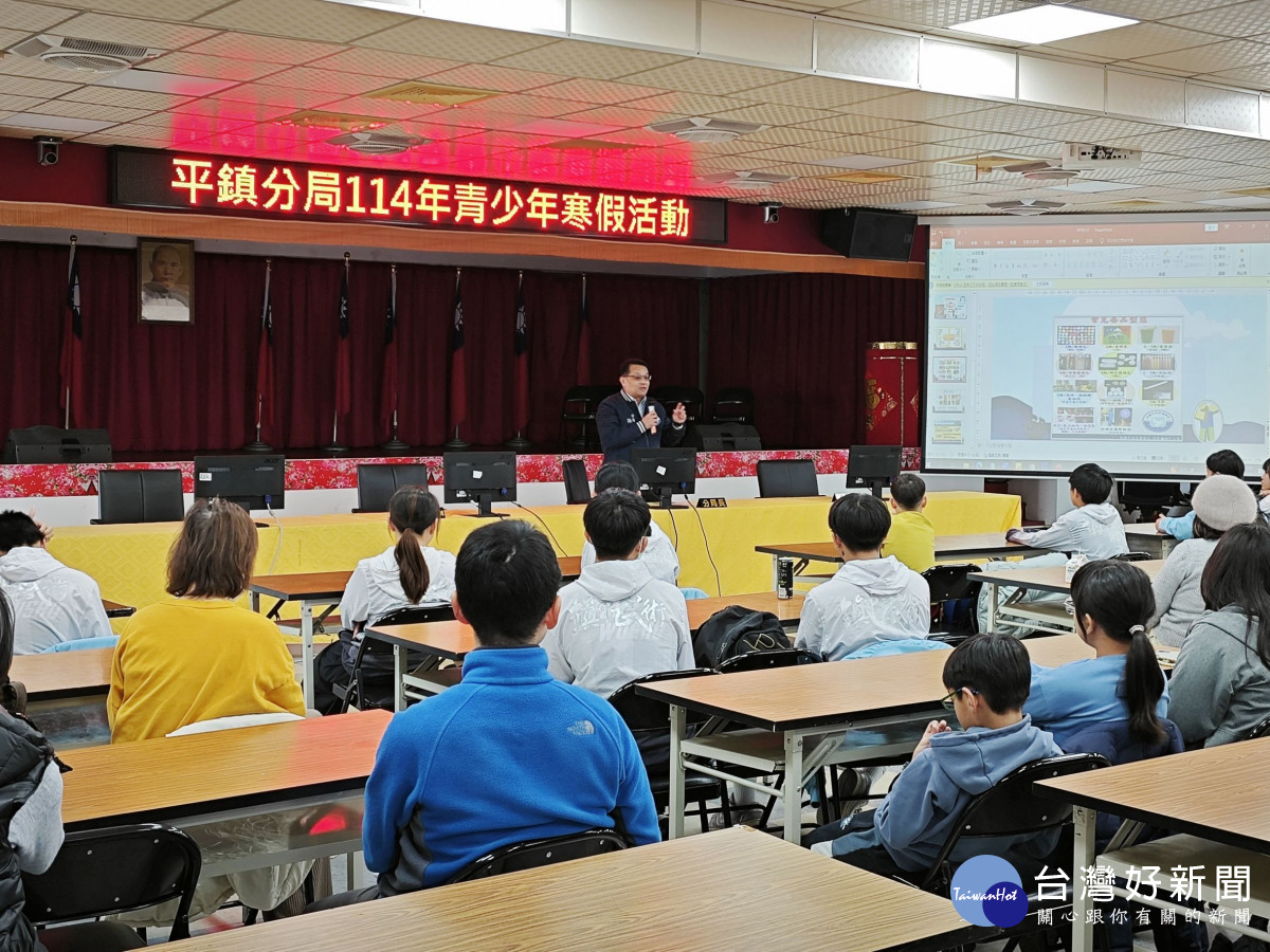 平鎮警分局辦理114年寒假少年活動犯罪預防宣導工作。