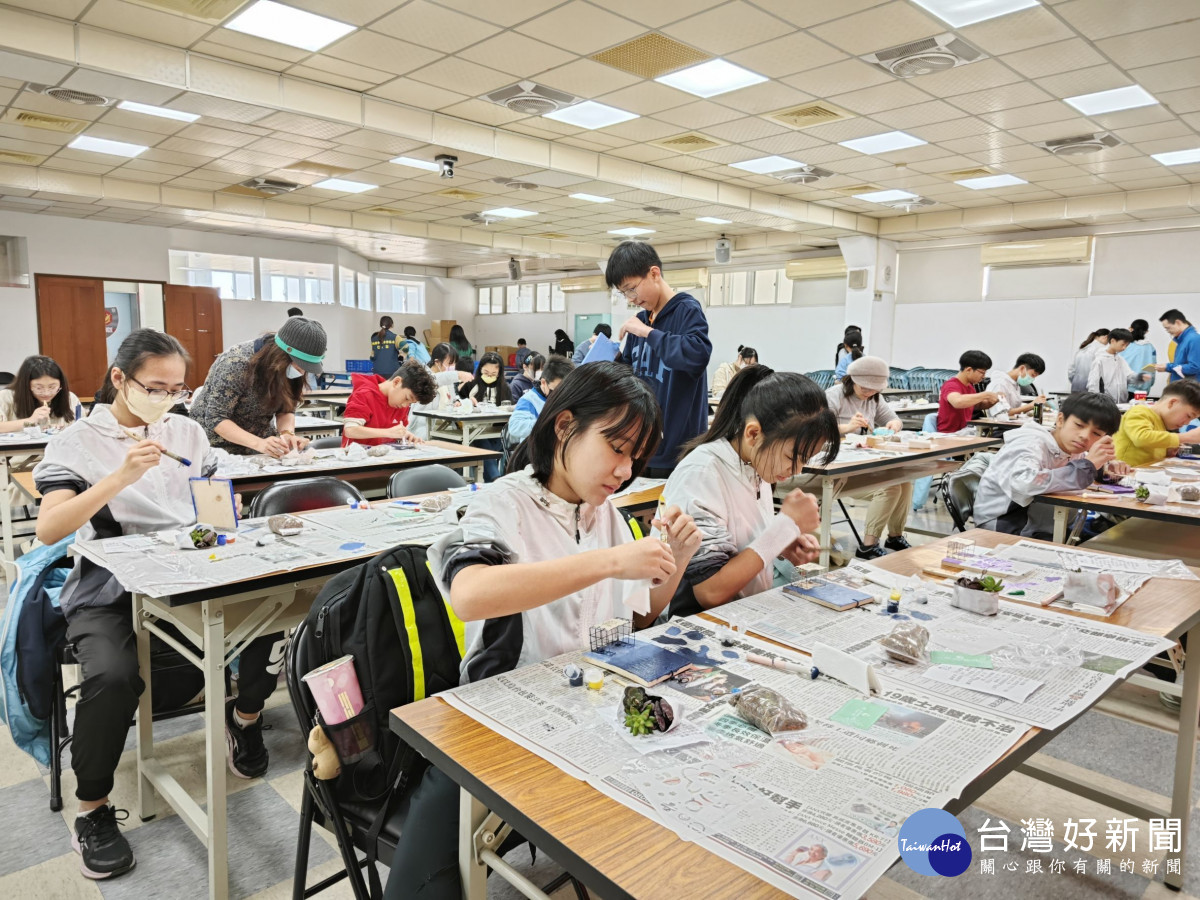 平鎮警分局辦理114年寒假少年活動犯罪預防宣導工作。
