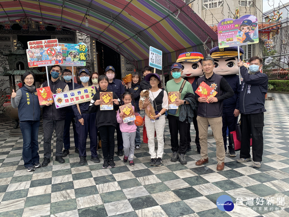 龜山警分局傳統市場大遊行，大聲公提醒民眾防扒竊、識詐騙。