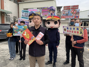 龜山警分局傳統市場大遊行，大聲公提醒民眾防扒竊、識詐騙。