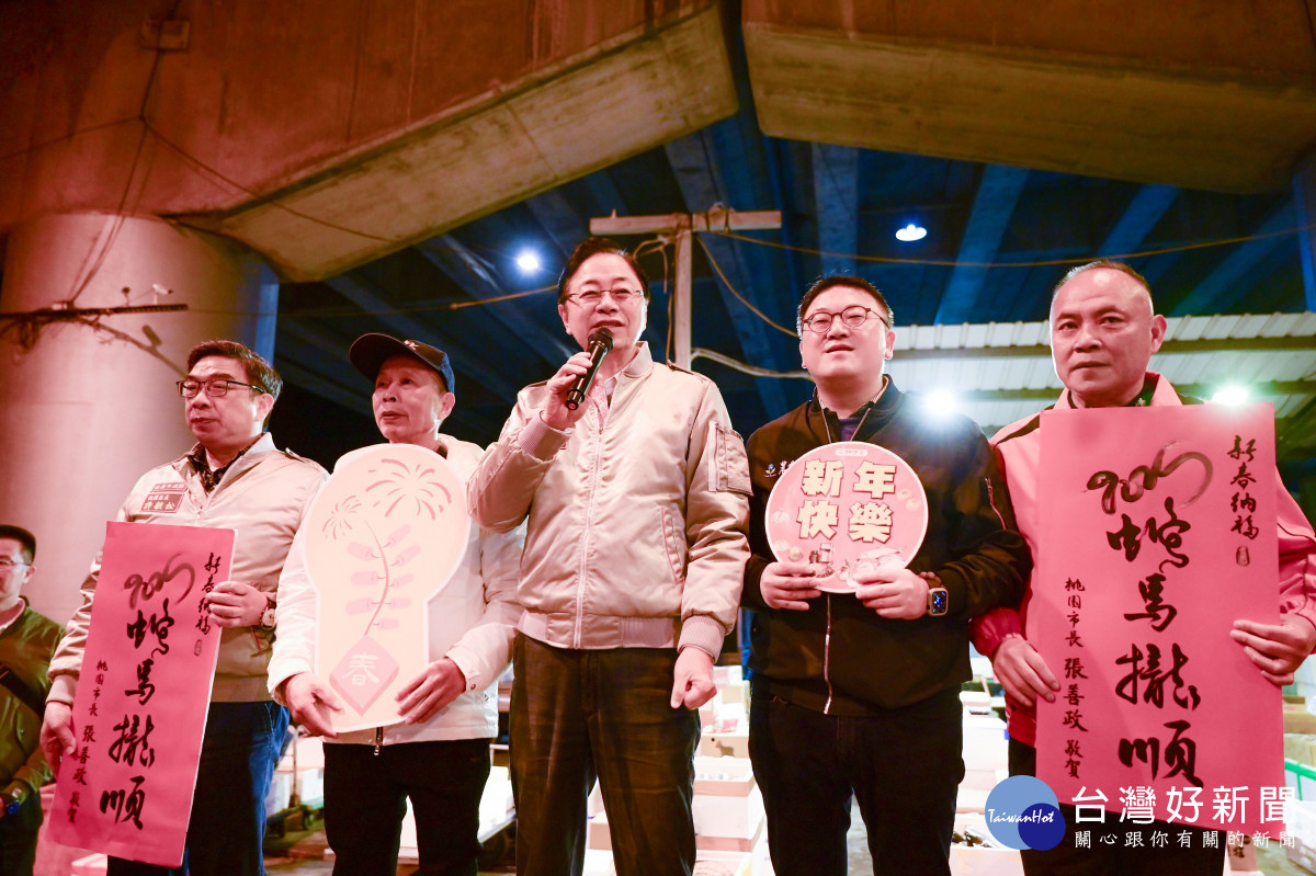 張市長向魚市場工作人員拜早年。