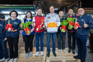 張市長向果菜市場工作人員拜早年。