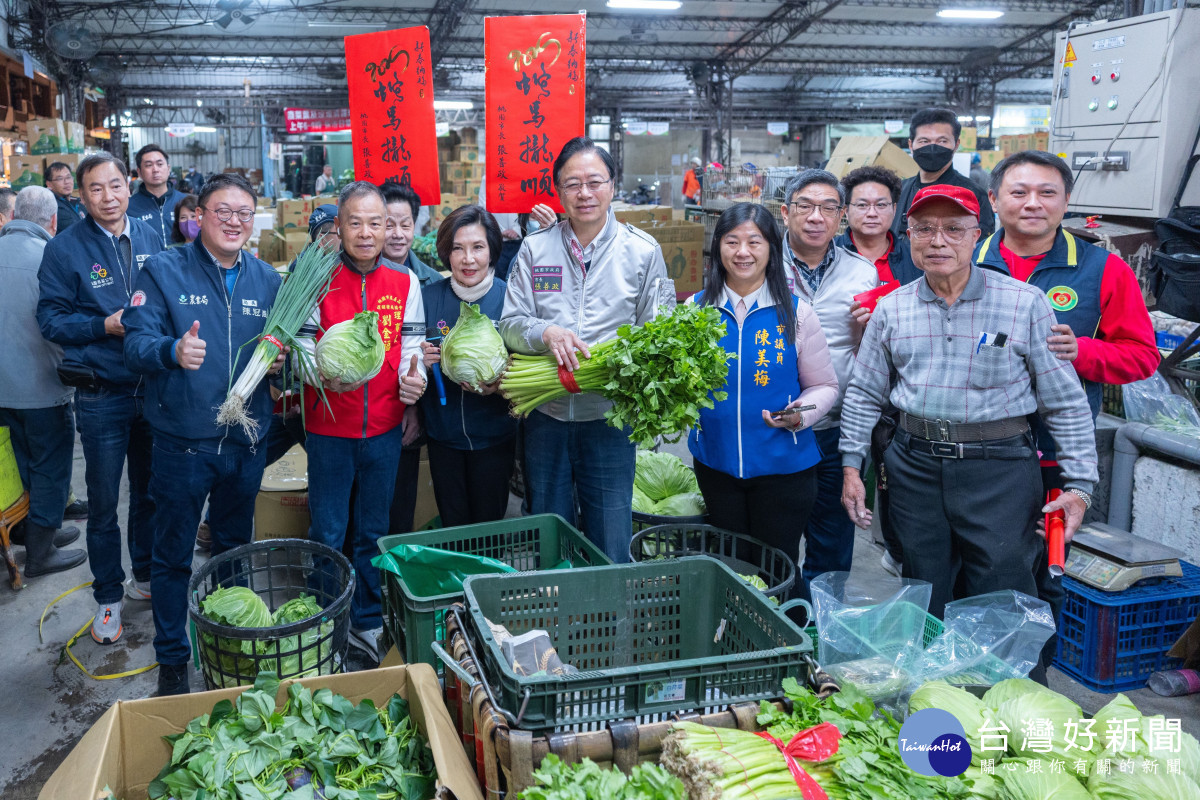 張市長關心果菜市場供應狀況。
