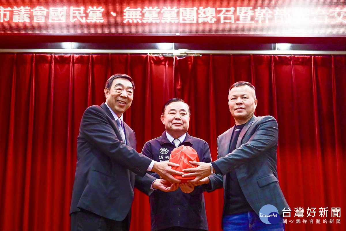 桃園市議會無黨黨團總召交接在議長邱奕勝監交中完成。<br />
