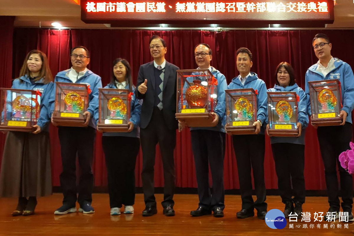 桃園市長張善政贈送紀念品給國民黨團新任總召暨幹部。<br />
