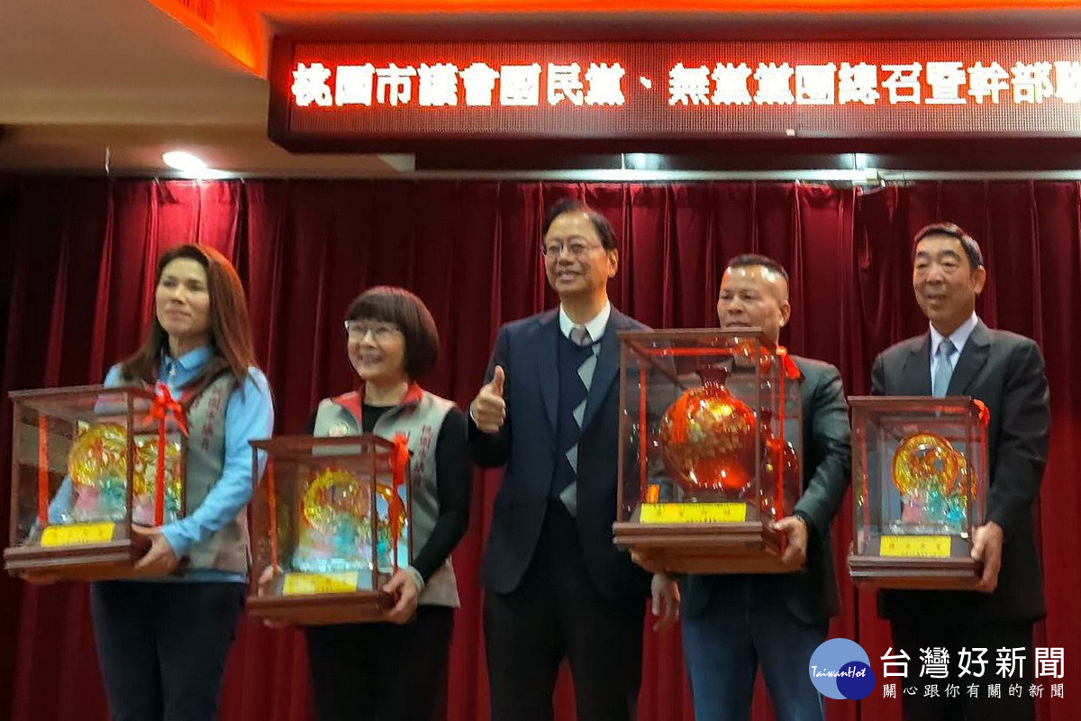 桃園市長張善政贈送紀念品給新任無黨黨團新任總召暨幹部。<br />
