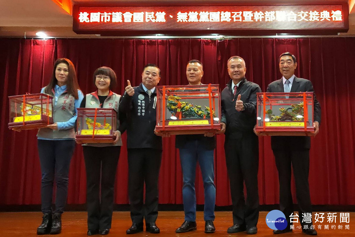 桃園市議長邱奕勝贈送紀念品給無黨黨團新任總召暨幹部。