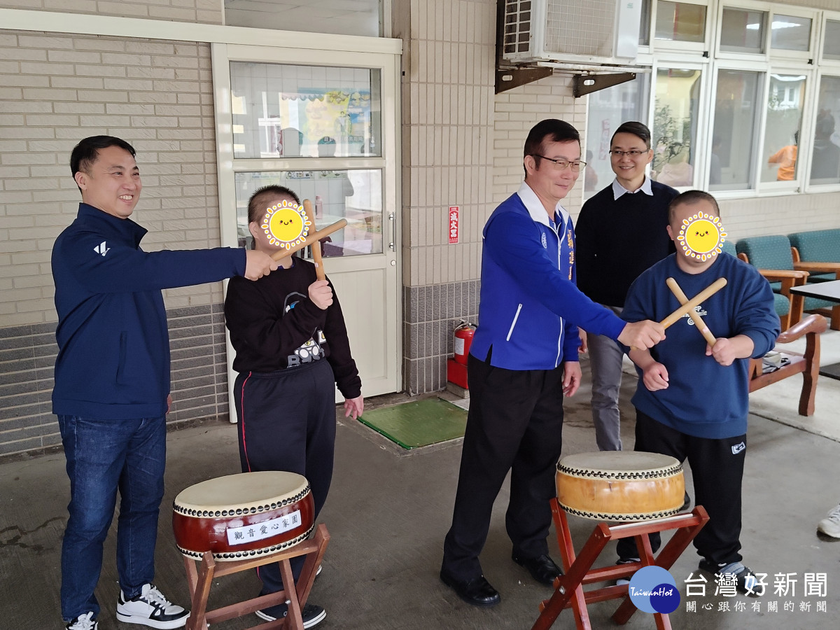 立委涂權吉率團參訪「觀音愛心家園」，  用行動支持在地身心障礙者。<br />
