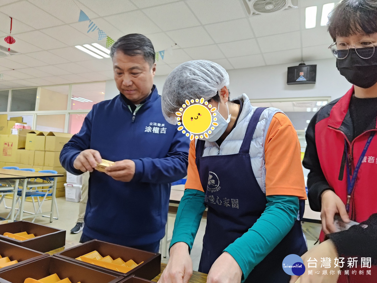 立委涂權吉率團參訪「觀音愛心家園」，  用行動支持在地身心障礙者。<br />
