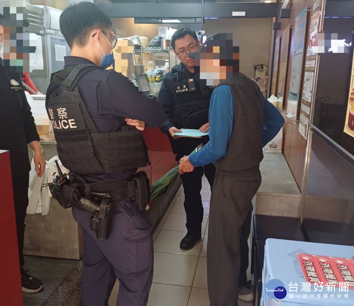 迷途老翁獲助，警方暖心護送返家。