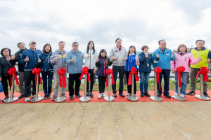 桃園市長張善政出席「桃園區桃園大圳1-4號埤塘新增環湖步道工程啟用典禮」。