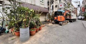中壢警分局為守護市容整潔、交通暢通及用路人權益，持續執行整理清除道路障礙，加強取締違規攤販及車輛。